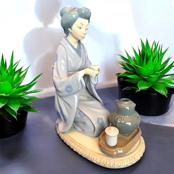 Retired Lladró August Moon or Geisha Japanese Girl Serving Tea #5122 - Picture 4 of 16